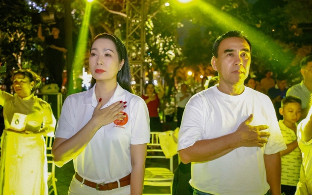 Bức hình xúc động của MC Quyền Linh và người yêu cũ