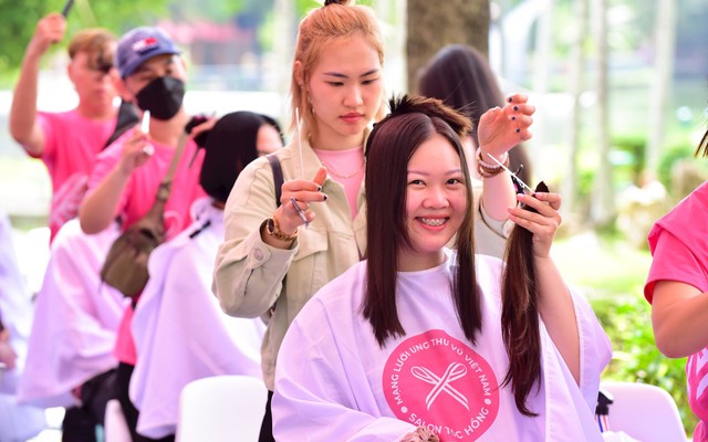 Có những mái tóc được nuôi dài để trao cho người xa lạ