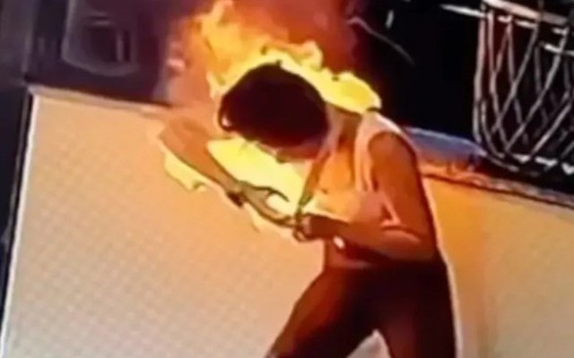 Khói trắng bốc lên từ túi xách, vài giây sau cô gái bị lửa bao trùm bởi thứ nhiều người dùng mỗi ngày