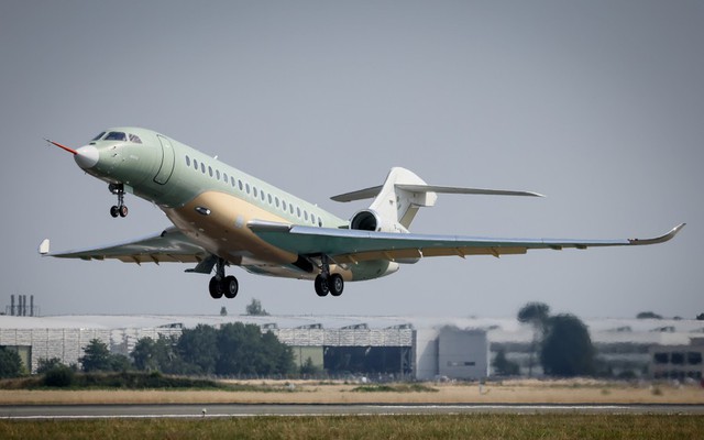 Dassault thực hiện chuyến bay thử nghiệm đầu tiên của máy bay Falcon 10X