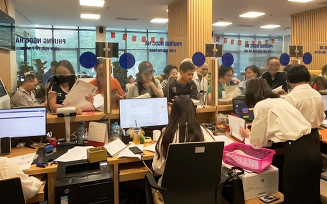 Nữ cán bộ "nhất quyết" yêu cầu cụ bà 97 tuổi đến phường làm thủ tục