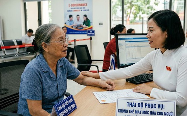 Nhất quyết yêu cầu cụ bà hơn 90 tuổi đến phường: Không thể máy móc hóa con người!