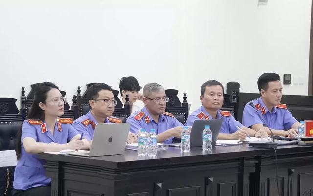 Cấp dưới khai được Tổng giám đốc Cty Nam Triệu hỏi mượn tài khoản để nhận tiền tham ô
