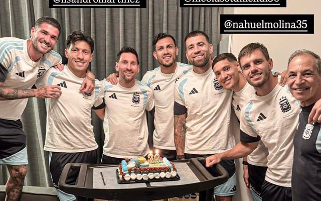 Messi bất ngờ bị "đánh úp"