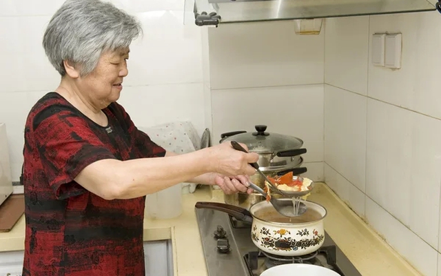 Người phụ nữ 60 tuổi nấu ăn dùng mỡ lợn mỗi ngày suốt 3 năm, khám sức khỏe xong bác sĩ bất ngờ hỏi: "Chị đã làm gì?"