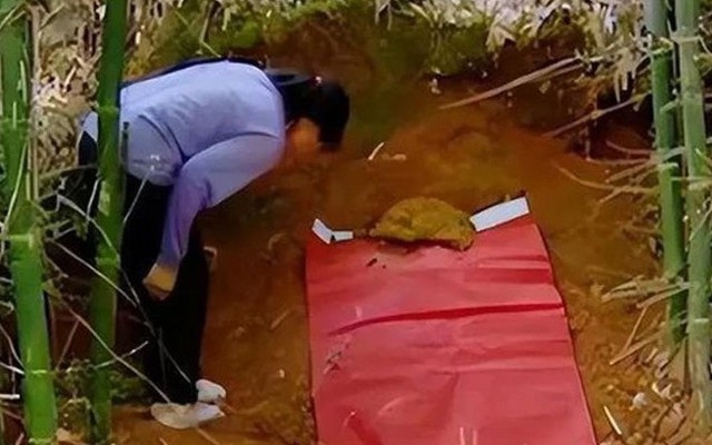 Ra mộ gọi tên chồng lần cuối, người vợ chết lặng khi nghe tiếng đáp lại từ dưới lòng đất