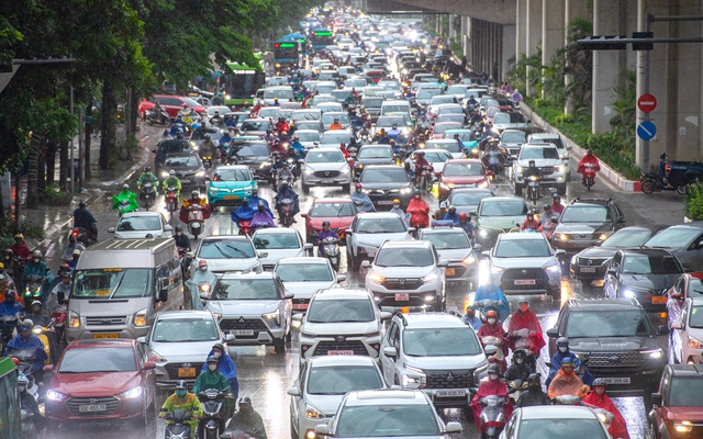 Hà Nội đón 'mưa vàng' đúng giờ cao điểm, nhiều tuyến phố ùn tắc