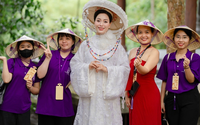 Huyền Trang Sao Mai ra mắt MV "Em là cô gái Việt Nam" đúng sinh nhật tuổi 36