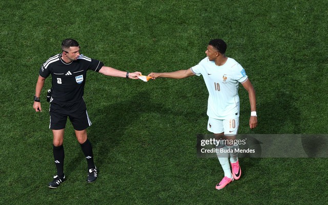Viral khoảnh khắc Mbappe điềm nhiên nhờ trọng tài "ship hàng" ngay trên sân