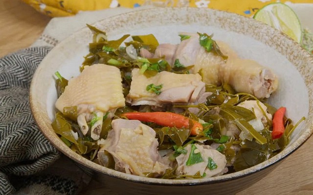 Đi chợ thấy nắm lá dại này nhớ mua ngay: Đem vò nát nấu với thịt gà, vị chua thanh cuốn miệng, ăn đến đâu sảng khoái đến