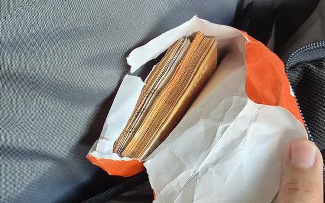 Đang ngủ trên máy bay thì nghe tiếng động, người đàn ông kiểm tra hành lý thì thấy mất 90.000 đô la Hong Kong