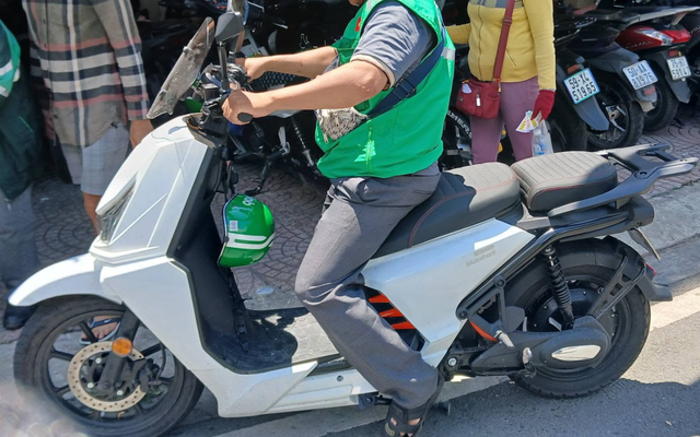 Xe máy điện Malaysia bất ngờ lăn bánh ở TP.HCM: 5 giây đầy pin, chạy gần 100km/h, có cửa thắng xe Việt?