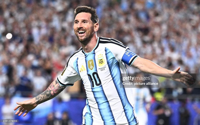 Messi lập siêu phẩm đá phạt giúp Argentina đại thắng; Algeria và Áo cùng đi tiếp theo kịch bản điên rồ