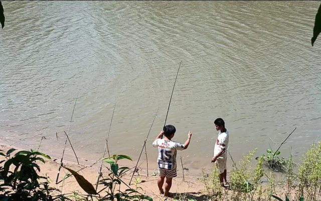 Đang câu cá, người đàn ông tái mặt khi kéo lên vật nặng dưới nước, sự thật khiến ai cũng ngỡ ngàng