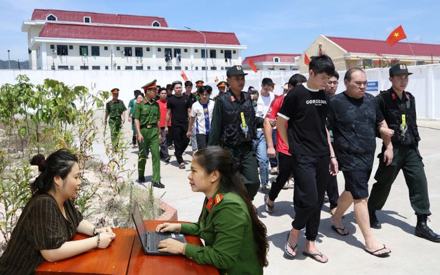 Công an ập vào khám xét tại nhiều tỉnh thành, bắt 5 'ông trùm' người nước ngoài liên quan 1.000 tỷ đồng