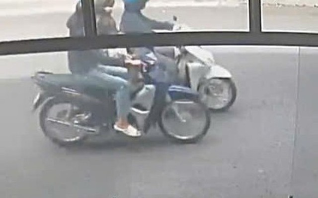 TPHCM: Cướp giật dây chuyền đem về đưa cho mẹ ruột bán