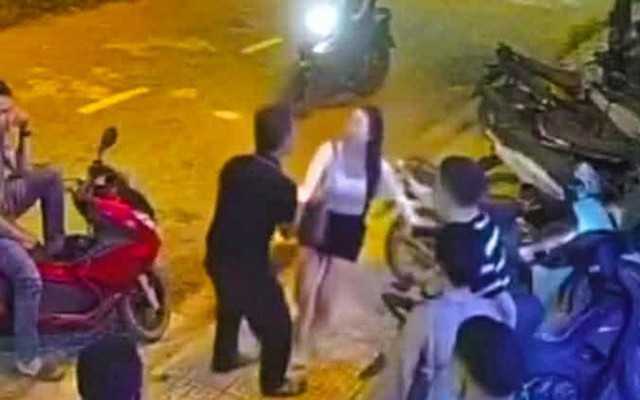 Nam thanh niên trêu ghẹo, tát cô gái trẻ trước quán karaoke