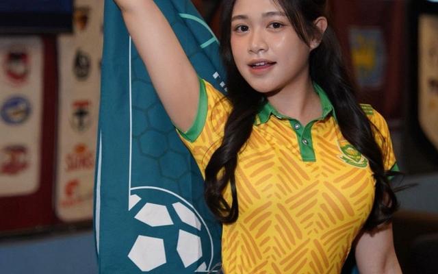 Tuyên bố "cởi áo" ăn mừng nếu đội tuyển thắng trận, hot girl khiến CĐM được một phen hú hồn