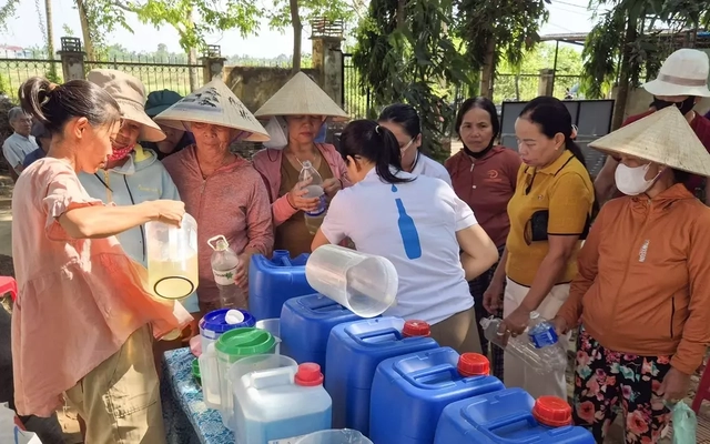 Mang rác... đi chợ mua hàng ở Hội An