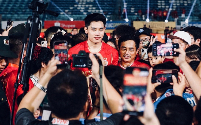 Ánh mắt tự hào của bố Đình Bắc nói lên tất cả!