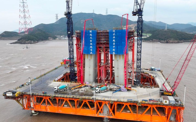 Phát hiện Trung Quốc cắm 18 cọc thép dài gần 90 mét ở giữa sông, ‘tháp’ cao bằng toà nhà 100 tầng sắp lộ diện