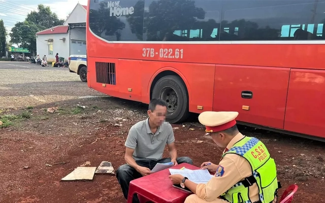 Tài xế 'thở ra cồn' vẫn cầm lái chở 38 khách