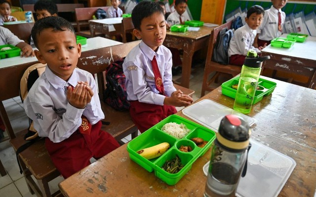 Hơn 33.000 học sinh ngộ độc thực phẩm vì bữa ăn học đường, cơ quan thực thi khai khống chi phí, mua sắm vô tội vạ, tổng thống lập tức cách chức dàn lãnh đạo