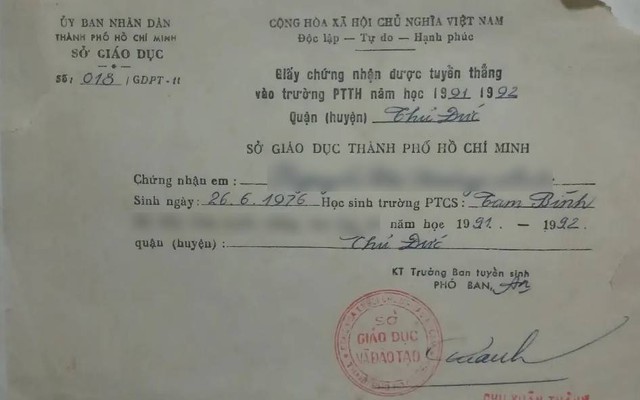 Con hỏi: "Hồi đó mẹ thi tuyển sinh 10 ra sao", bà mẹ TP.HCM đưa ra tờ giấy ố màu, đọc mà phục sát đất!