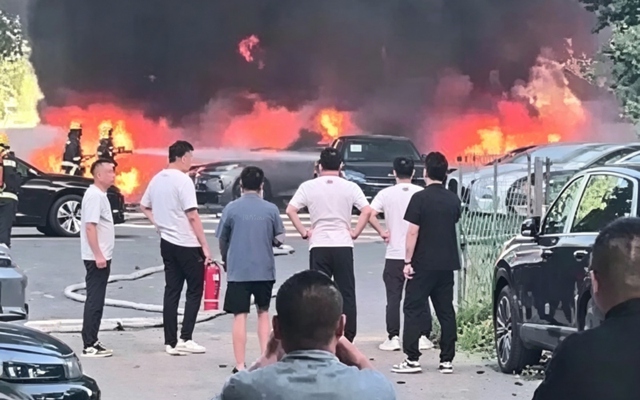 Chỉ vì đốt đám bông ven đường, người đàn ông 74 tuổi khiến 20 ô tô điện mới tinh hóa tro bụi trong chốc lát