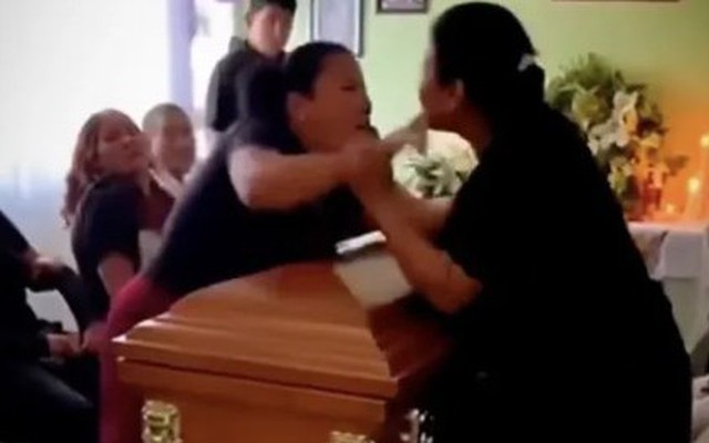 Tang lễ đang diễn ra, 2 phụ nữ bỗng lao vào nhau trước quan tài khiến người thân hoảng hốt: Vì lý do này