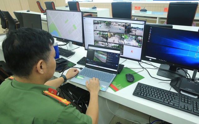 Công an Hà Nội thử nghiệm thiết bị mới để phát hiện vi phạm giao thông, lấn chiếm vỉa hè, đổ rác trái phép