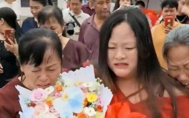 Bé gái 9 tuổi làm hỏng lọ sữa tắm của bạn, sợ bị mắng nên bỏ nhà ra đi, 22 năm sau mới trở về