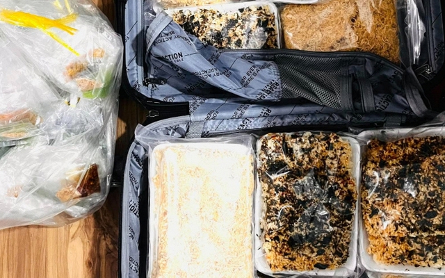 Mở vali đi công tác về của chồng mà tôi như ngồi trên đống lửa dù trong ấy không có vật gì nhạy cảm