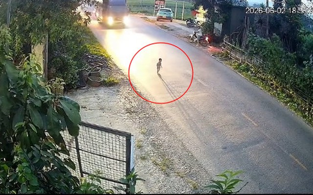Clip thót tim: Em bé chập chững lao ra đường toàn xe tải lớn "phóng vun vút"