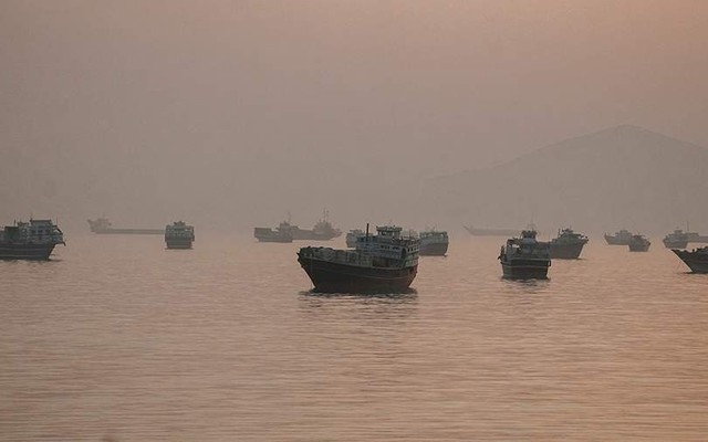 Báo Mỹ: Hơn 100 tàu thương mại được hộ tống qua eo biển Hormuz