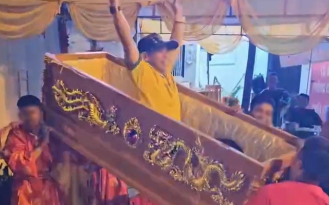 Vụ nhóm người khiêng quan tài có người sống, nhảy múa giữa phố: Chủ tiệc nói muốn “trải nghiệm”