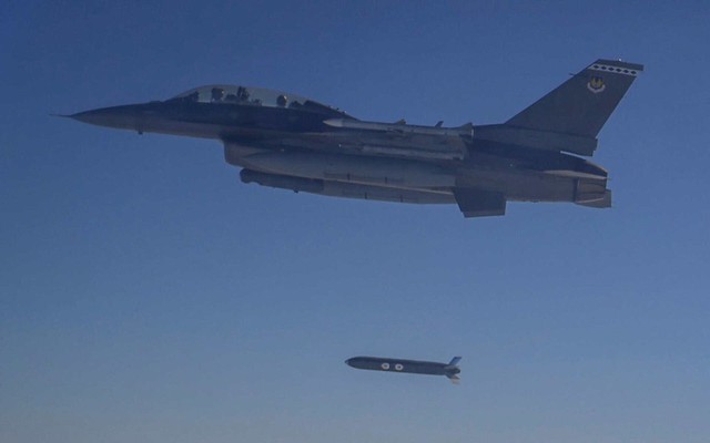Tiêm kích F-16 Ukraine bắt đầu tấn công dữ dội bằng tên lửa tầm xa 460km