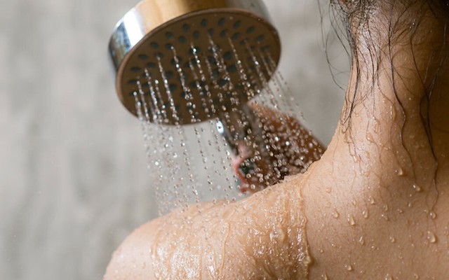 Bác sĩ cảnh báo: Thói quen tắm sau 22h dễ kích hoạt đột quỵ nguy hiểm