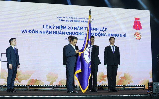 CLB Hà Nội đón Huân chương Lao động hạng Nhì, đánh dấu hành trình 20 năm đầy vinh quang