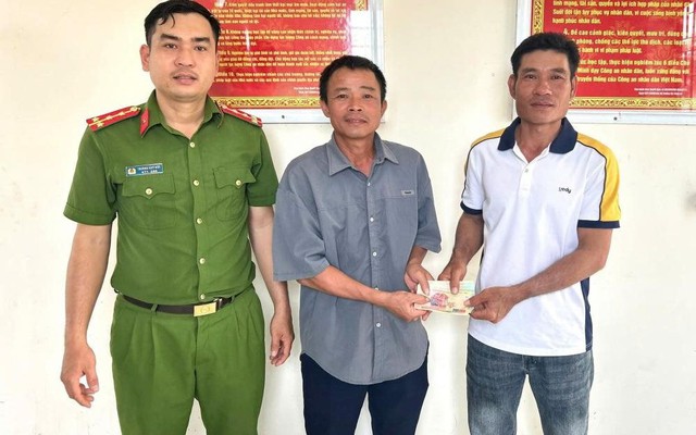 Được công ty chuyển khoản 10 triệu đồng kèm nội dung "thanh toán lương", người đàn ông phải đến công an trình báo