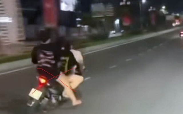 3 thiếu nữ đi xe máy lạng lách, đánh võng trên đường