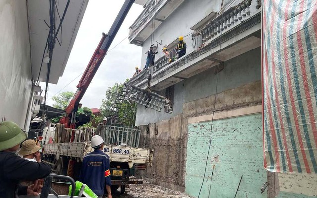 Vụ xịt nước vào thợ xây nhà hàng xóm: Cưỡng chế phá dỡ ban công vi phạm