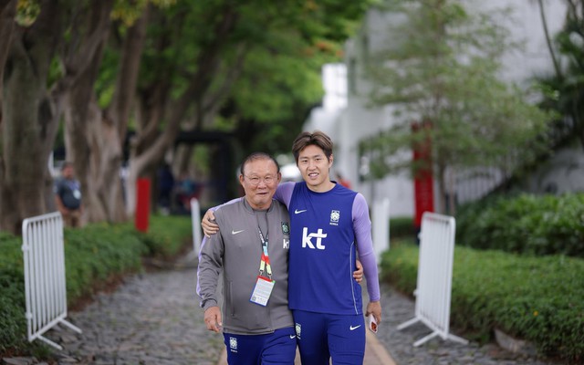 Khoảnh khắc gây sốt của ông Park Hang-seo và Lee Kang-in ở World Cup