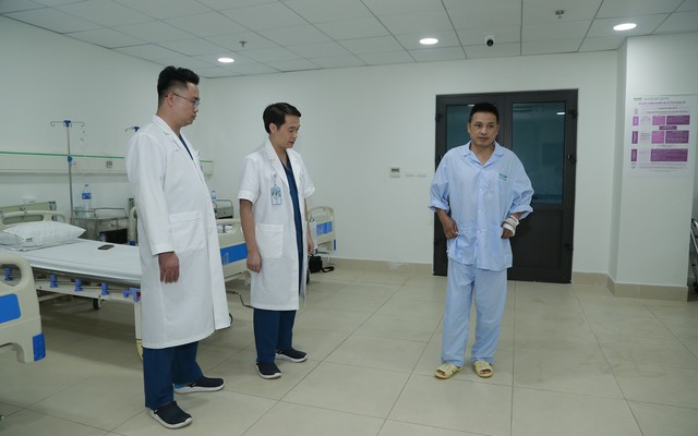 Phép màu y học: Sau gần 1,5 thập kỷ, người đàn ông có thể đi lại sau ca mổ của bác sĩ Việt