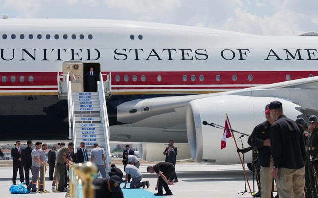 Ông Trump bất ngờ đổi Air Force One giữa chuyến công du; bộ phát đáp bị tắt: Truyền thông Mỹ đặt câu hỏi