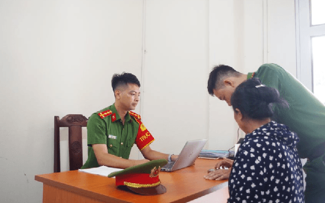 Vừa kết bạn Zalo để được hướng dẫn tích hợp thông tin VNeID, người phụ nữ SN 1967 lập tức trình báo công an