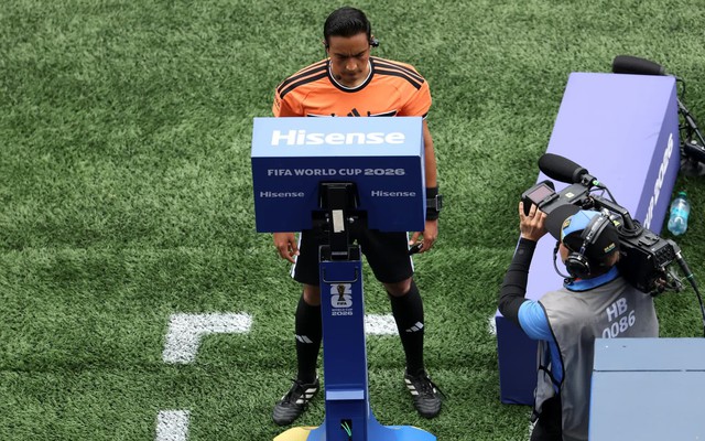 FIFA thay đổi quy trình VAR tại tứ kết World Cup sau làn sóng tranh cãi gay gắt và cáo buộc dàn xếp tỉ số
