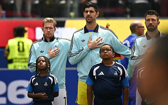 Khoảnh khắc gây xôn xao nhất World Cup: De Bruyne và Courtois "gương vỡ lại lành" sau bê bối từ mặt vì ngoại tình
