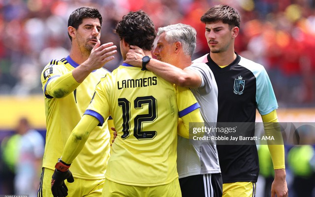 Xúc động hình ảnh Courtois an ủi Lammens: "Đừng vùi dập cậu ấy"