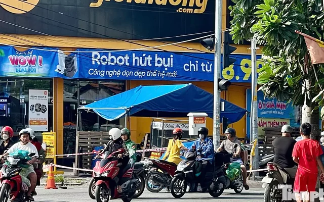 Nhiều vết máu kéo dài tại hiện trường vụ người đàn ông bị sát hại ở TPHCM